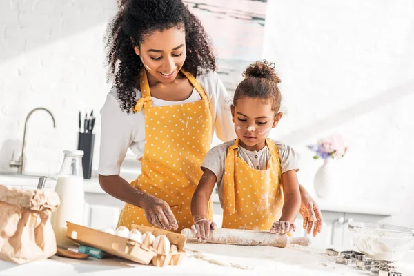African American Mother Helping Daughter Rolling Dough Rolling Pin Kitchen — Stock Photo, Image