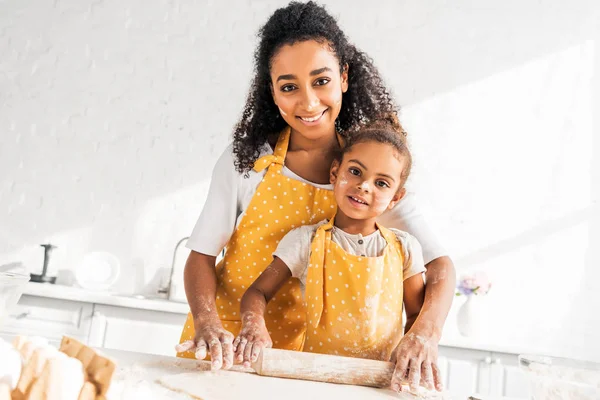 Mãe Americana Africana Alegre Ajudando Filha Massa Rolante Com Rolo — Fotografia de Stock