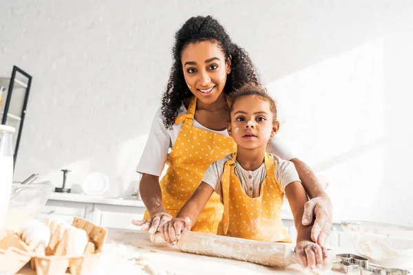 African American Mother Helping Daughter Rolling Dough Rolling Pin Kitchen — Stock Photo, Image