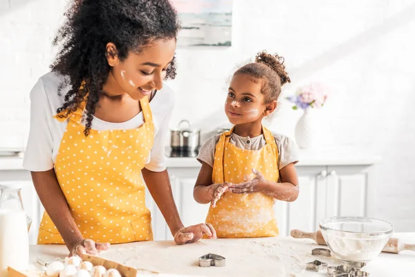 Madre Hija Afroamericana Preparando Galletas Con Moldes Juntos Cocina —  Fotos de Stock