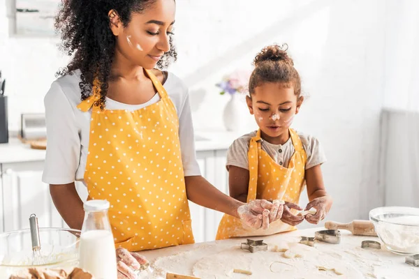 Confiante Afro Americana Mãe Filha Preparar Biscoitos Com Moldes Cozinha — Fotografia de Stock