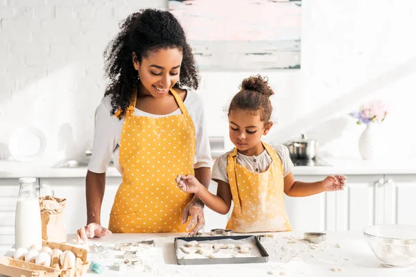 Madre Hija Afroamericana Mirando Galletas Bandeja Cocina —  Fotos de Stock