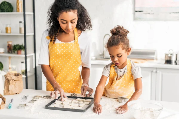 Afro Americana Mãe Filha Preparar Biscoitos Colocá Los Bandeja Cozinha — Fotografia de Stock