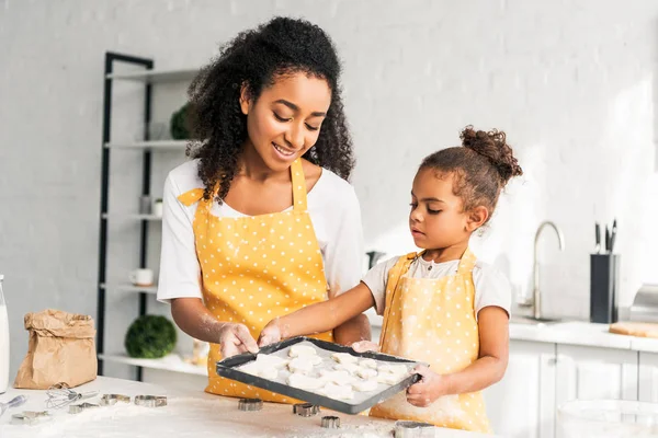 African American Mother Daughter Holding Tray Unbaked Cookies Together Kitchen — Stock Photo, Image