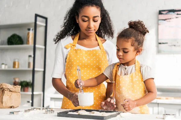 African American Mother Daughter Going Apply Oil Unbaked Cookies Kitchen — Stock Photo, Image