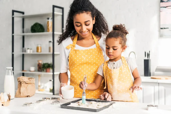 Smiling African American Mother Daughter Applying Oil Unbaked Cookies Kitchen — Stock Photo, Image