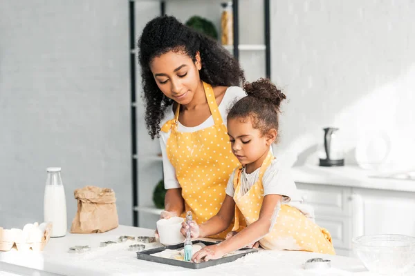 African American Mother Daughter Applying Oil Unbaked Cookies Together Kitchen — Free Stock Photo