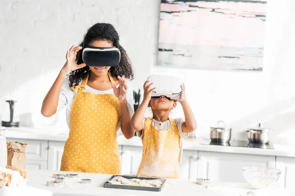 African American Mother Daughter Preparing Dough Virtual Reality Headsets Kitchen — Free Stock Photo