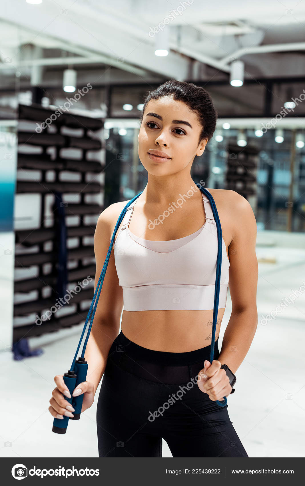 Illustration De Remise En Forme Sportive Remise En Forme De Corde à Sauter  Petite Fille Sportive