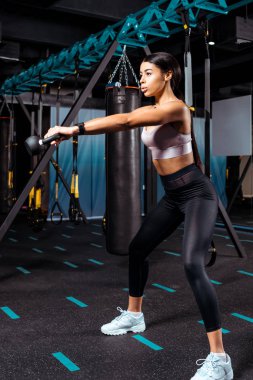 Çekici kız dumbbells spor merkezinde ile çömelme 