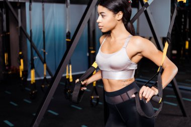  Sportif kız spor merkezinde direnç gruplarla çalışma dışarı 