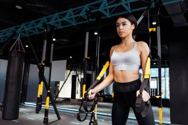  Direnç şeritli fitness salonunda egzersiz güzel sportif kız 