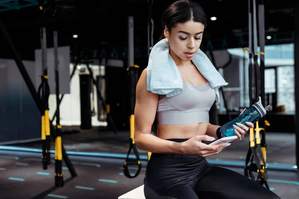 Attractive Sportive Girl Using Smartphone While Holding Sport Bottle Sports — Stock Photo, Image