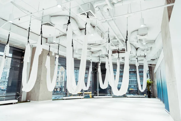 Studio Lumineux Spacieux Avec Fenêtres Panoramiques Équipées Pour Yoga Gravité — Photo