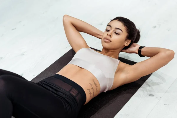 奇妙的运动女性做腹肌在健身垫 — 图库照片