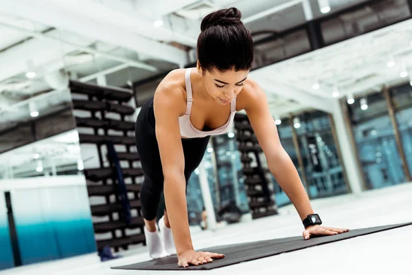 Tahta Mat Spor Salonunda Yapıyor Çekici Güçlü Kız — Stok fotoğraf