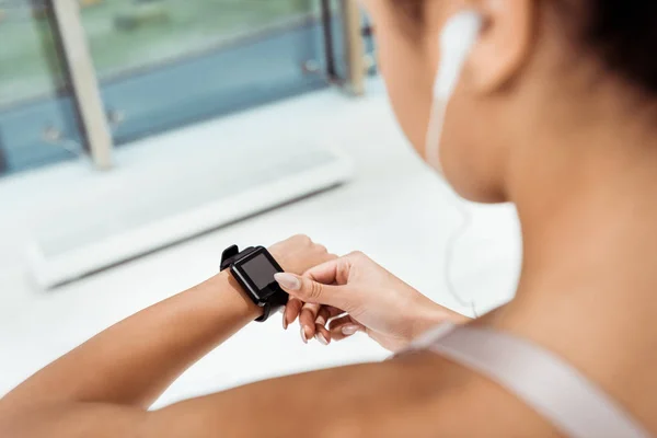 Partial View Girl Using Fitness Tracker — Stock Photo, Image