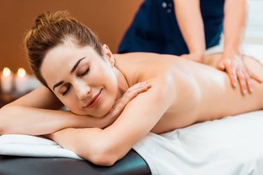 Spa'da masaj zevk kapalı gözler gülümseyen güzel kızla 