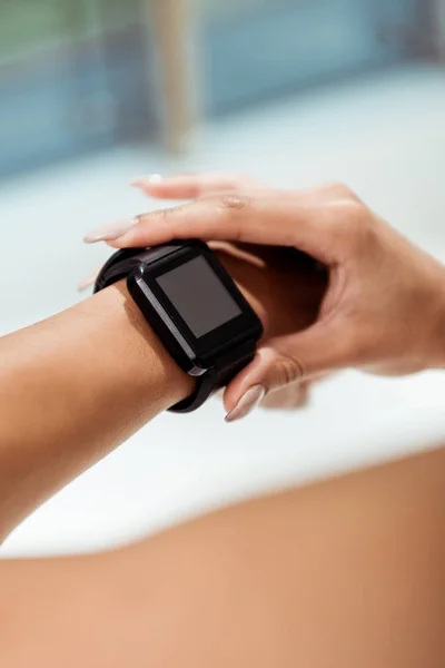 Delvis Skymd Utsikt Över Flickan Med Fitness Tracker — Stockfoto