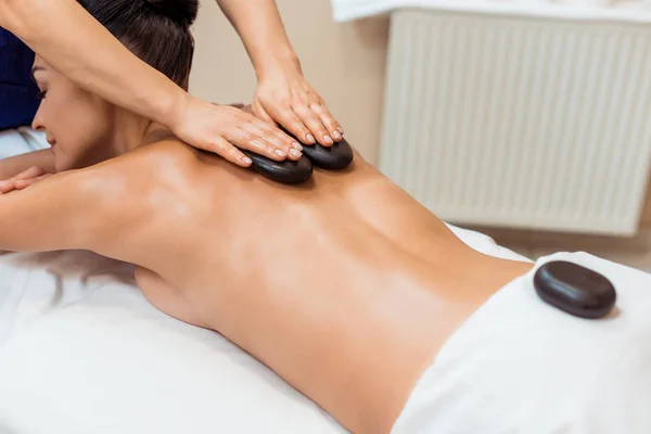 Jovem Atraente Tendo Massagem Pedra Quente Salão Spa — Fotografia de Stock