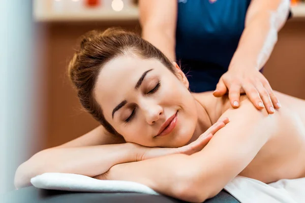 Vackra Leende Ung Kvinna Med Slutna Ögon Njuta Massage Spa — Stockfoto