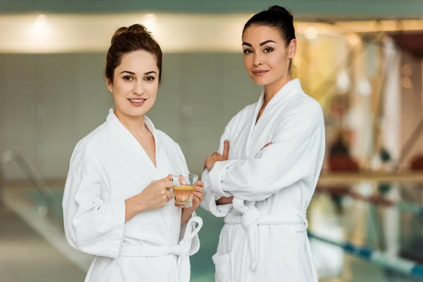 Schöne Frauen Bademänteln Halten Tasse Mit Kräutertee Der Hand Und — kostenloses Stockfoto