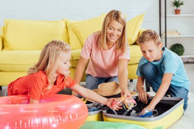 Aile plaj aksesuarları yaz tatili için ambalaj ve harika vakit geçiriyor seyahat kavramı