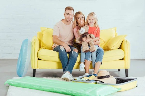 Family Sitting Couch Packing Family Summer Holiday — Stock Photo, Image