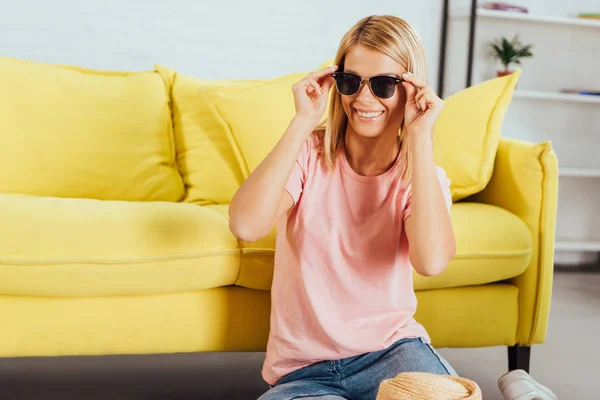 Glücklich Erwachsene Blonde Frau Beim Anprobieren Einer Brille — Stockfoto