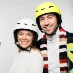 Πορτρέτο της συζύγου και της συζύγου στο έτοιμο για χειμερινές διακοπές σκι αξεσουάρ
