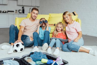 mutlu aile birlikte yaz tatili, seyahat kavramı için ambalaj ise harika vakit