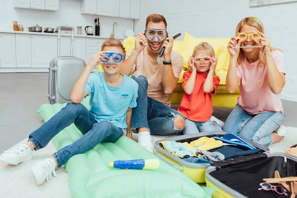 Happy Family Swimming Masks Looking Camera Posing While Packing Summer — Stock Photo, Image