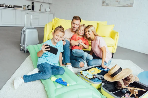 Happy Family Taking Selfie Smartphone While Packing Summer Holiday — Stock Photo, Image