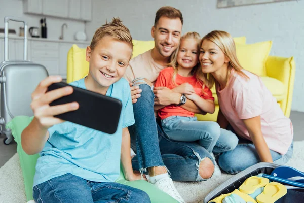 Happy Family Taking Selfie Smartphone While Packing Summer Holiday — Stock Photo, Image