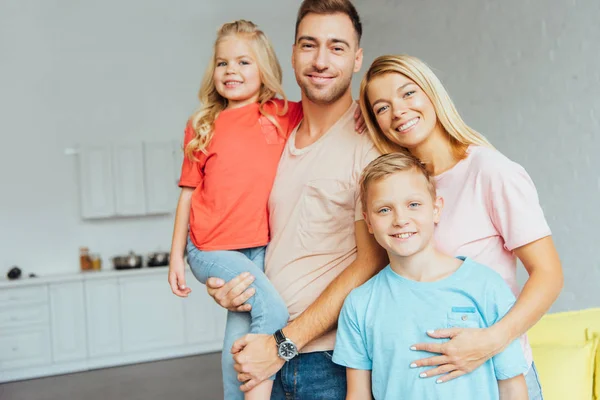 Famille Souriante Vêtements Décontractés Étreignant Regardant Caméra — Photo