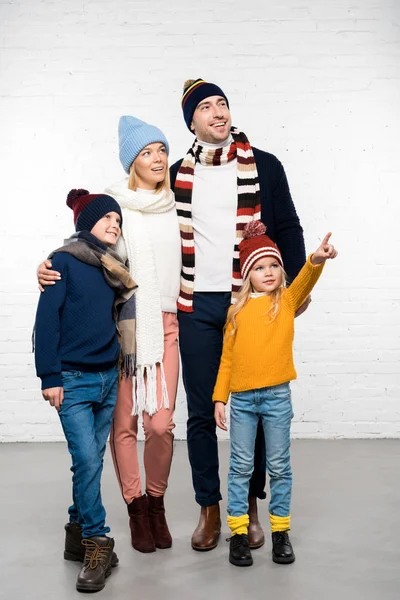 Uśmiechający Się Rodziny Ubranie Szukasz Drogi Białym Tle — Zdjęcie stockowe