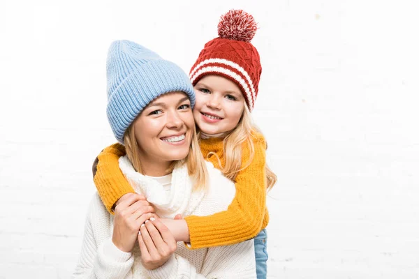 Familjeporträtt Lycklig Mor Och Dotter Tittar Kameran Vinterkläder Vit Bakgrund — Stockfoto