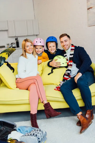 Keluarga Bahagia Duduk Sofa Dengan Aksesoris Ski Dan Berkemas Untuk — Foto Stok Gratis