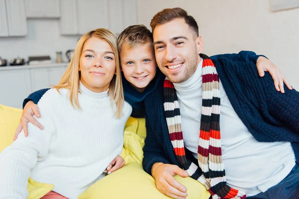 Amorosos Padres Hijo Sonriente Mirando Cámara — Foto de stock gratis