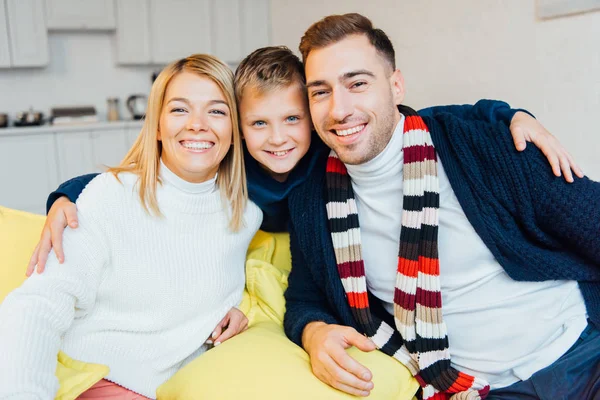 Liefhebbende Ouders Zoon Kijken Camera — Stockfoto