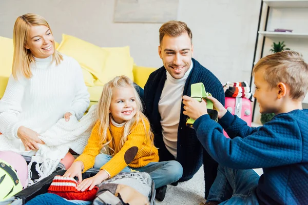 Glückliche Familie Mit Toller Zeit Und Packen Für Den Winterurlaub — Stockfoto