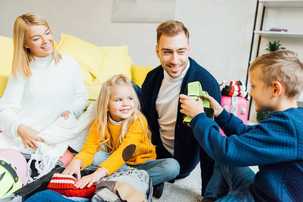 Familia Feliz Pasar Buen Rato Embalaje Para Las Vacaciones Invierno — Foto de Stock