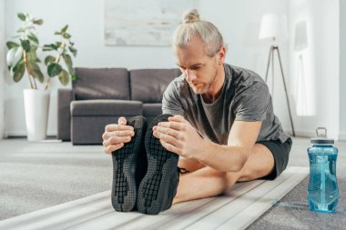 atletik egzersiz ve evde yoga mat germe spor giyim erkekte
