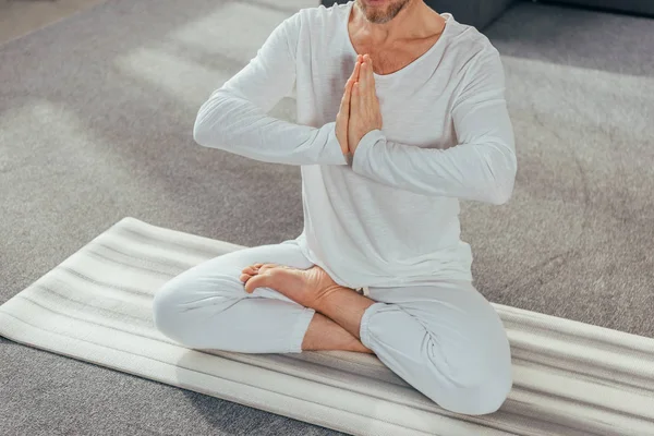 Beskurna Skott Man Sitta Lotusställning Och Mediterar Med Namaste Gest — Stockfoto