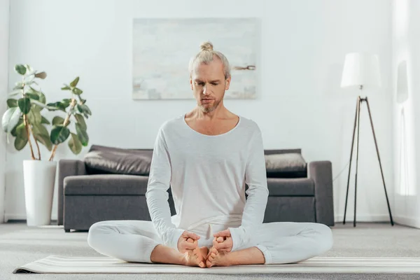 Homem Meditando Posição Lótus Tapete Ioga Casa — Fotografia de Stock