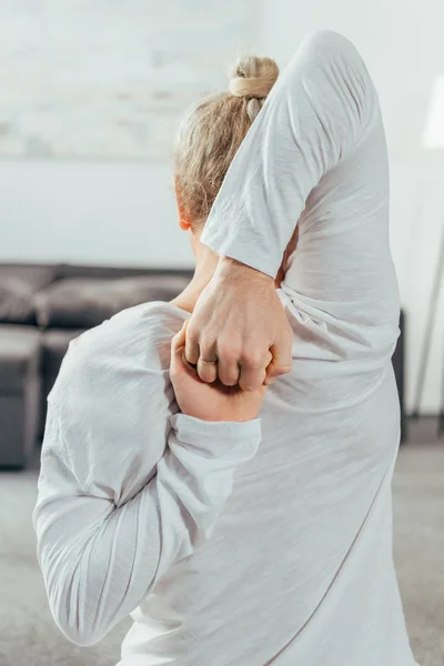 Zadní Pohled Flexibilní Dospělý Člověk Praktikující Kráva Tvář Jóga Pozice — Stock fotografie zdarma