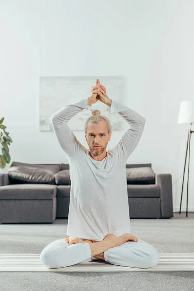 Hombre Meditando Posición Loto Con Signo Mudra Mirando Cámara — Foto de Stock