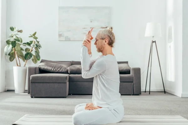 Visão Lateral Homem Sentado Posição Lótus Com Sinal Mudra Casa — Fotografia de Stock