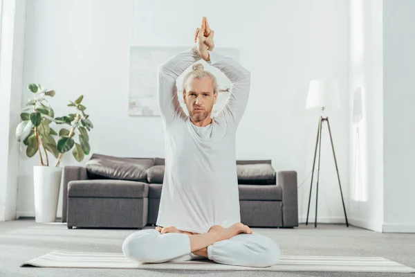 Lotus Pozisyonu Mudra Işareti Ile Oturan Kameraya Bakarak Adam — Stok fotoğraf