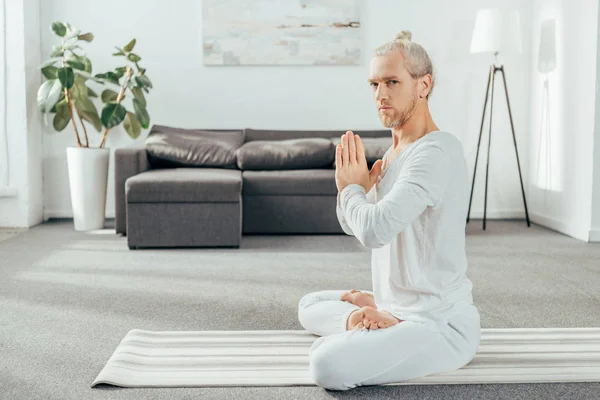 Hombre Adulto Meditando Posición Loto Mirando Cámara Casa —  Fotos de Stock